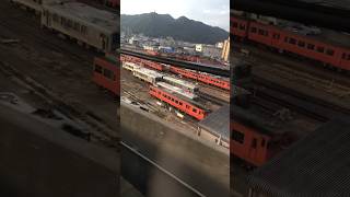 オレンジ色の車両がびっしり！JR西日本下関総合車両所新山口支所転車台を新幹線の車窓より…