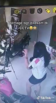 Tante ini terekam cctv dan melakukan goyangan pinggul