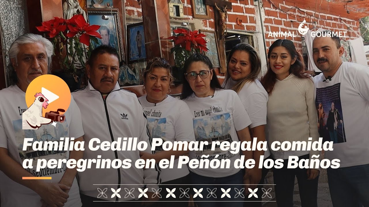 La familia Cedillo Pomar le regala comida a los peregrinos en el Peñón de los Baños