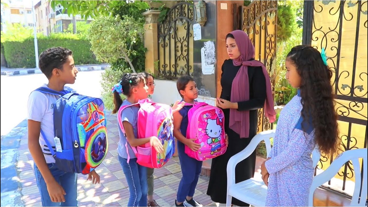 بنت صغيره نفسها فى شنطة جديده - شوف حصل ايه !!