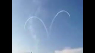 Самолеты нарисовали сердечко в небе.