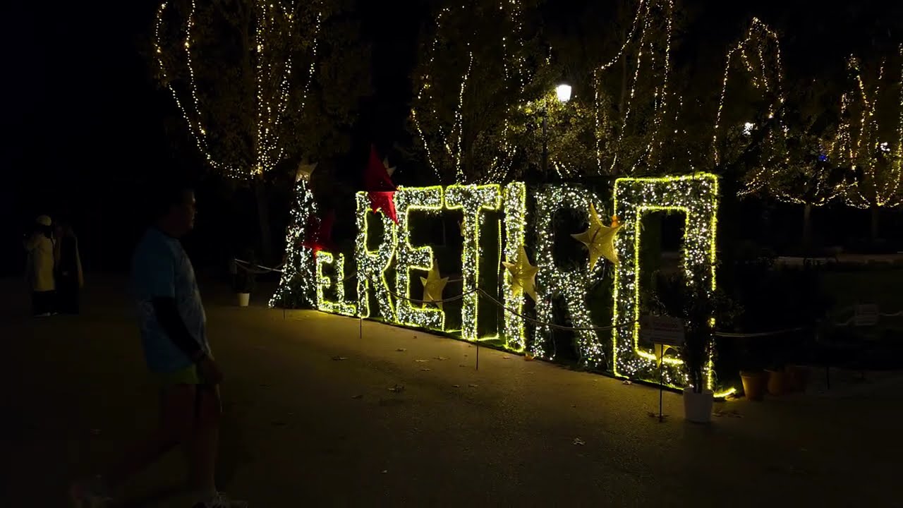 Parque de "El Retiro" (Madrid, Spain). Decoración navideña 2025.