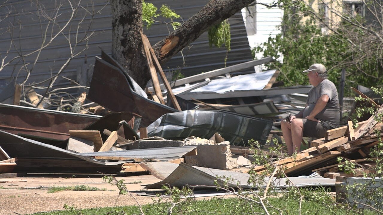 Bunkie residents clean up after possible tornado - YouTube