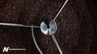 Způsobuje káva s nižší kyselostí méně gastroezofageálního refluxu?