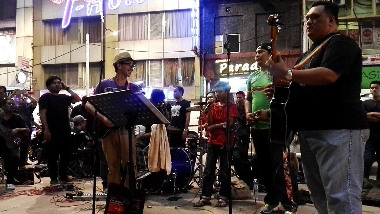 Мальчик поет. Боже мой, как он поёт!!! И... и надо уходить... нереально ...