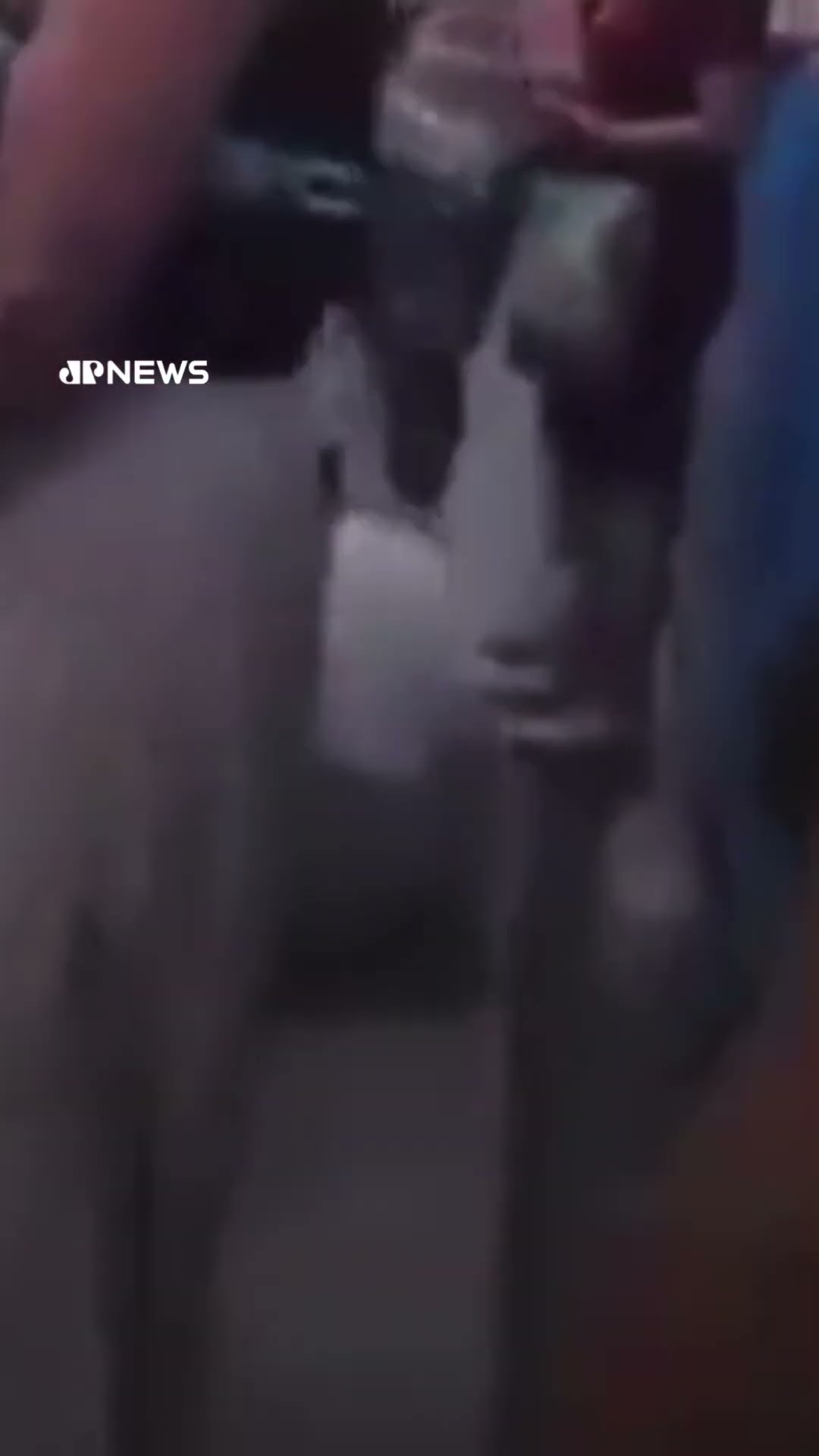 Médico é demitido após chegar atrasado e agredir paciente em UBS; veja vídeo #shorts