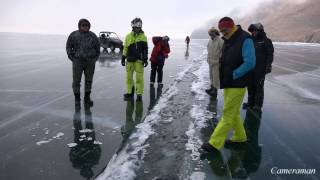 Байкал. Как выглядит трещина на льду Байкала ...под водой.