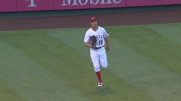 HOU@LAA: Murphy makes a leaping grab against the wall