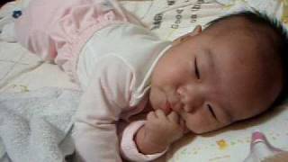 20091012-1018魯寶換冬衣了..咬著小手指...