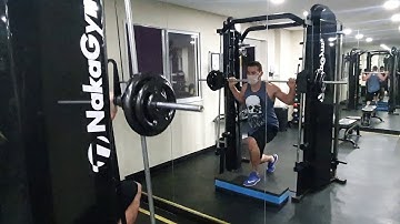 AFUNDO NO SMITH COM FLEXÃO DE QUADRIL SOBRE O STEP