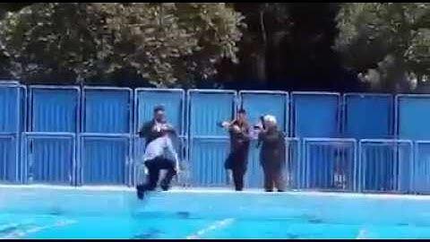 Il sindaco di Messina si tuffa con tutti i vestiti in piscina