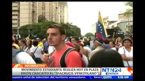 Jóvenes venezolanos hacen su propia versión del viacrusis mostrando los problemas que vive el país