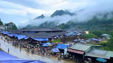 Nguyên sơ mộc mạc chợ phiên Cán Cấu tỉnh Lào Cai, bán toàn đặc sản núi rừng của đồng bào Mông.