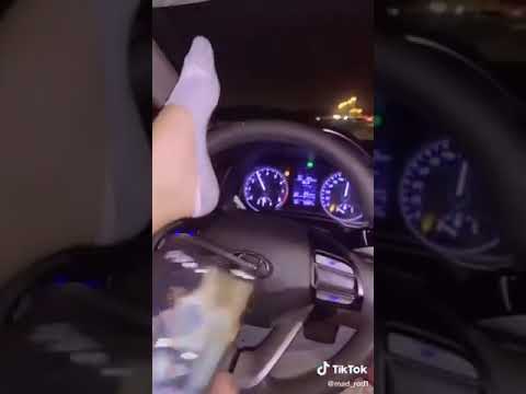 بنت تسوق السياره بأجرها السرعه فوق 150 على اغنيه سارة زكريا