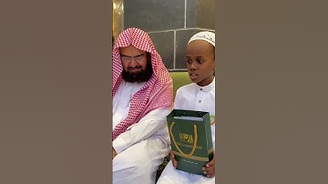 الشيخ عبدالرحمن السديس يستمع الى تلاوات الأطفال في الحرم المكي 🤍🕋