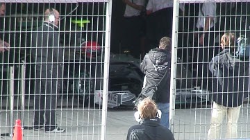 Nick Heidfeld observa a Michael (Mercedes GP)