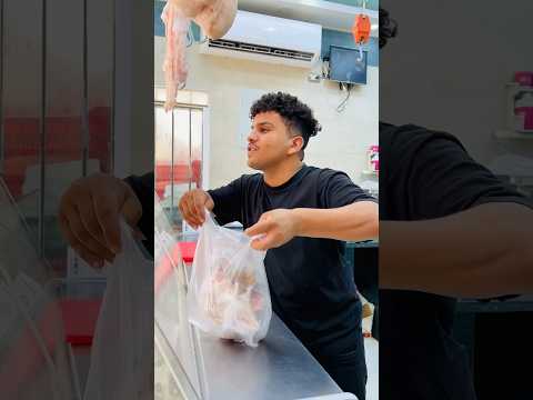راجل غلبان يدخل محل جزارة شوفو صاحب المحل عمل معاه اي