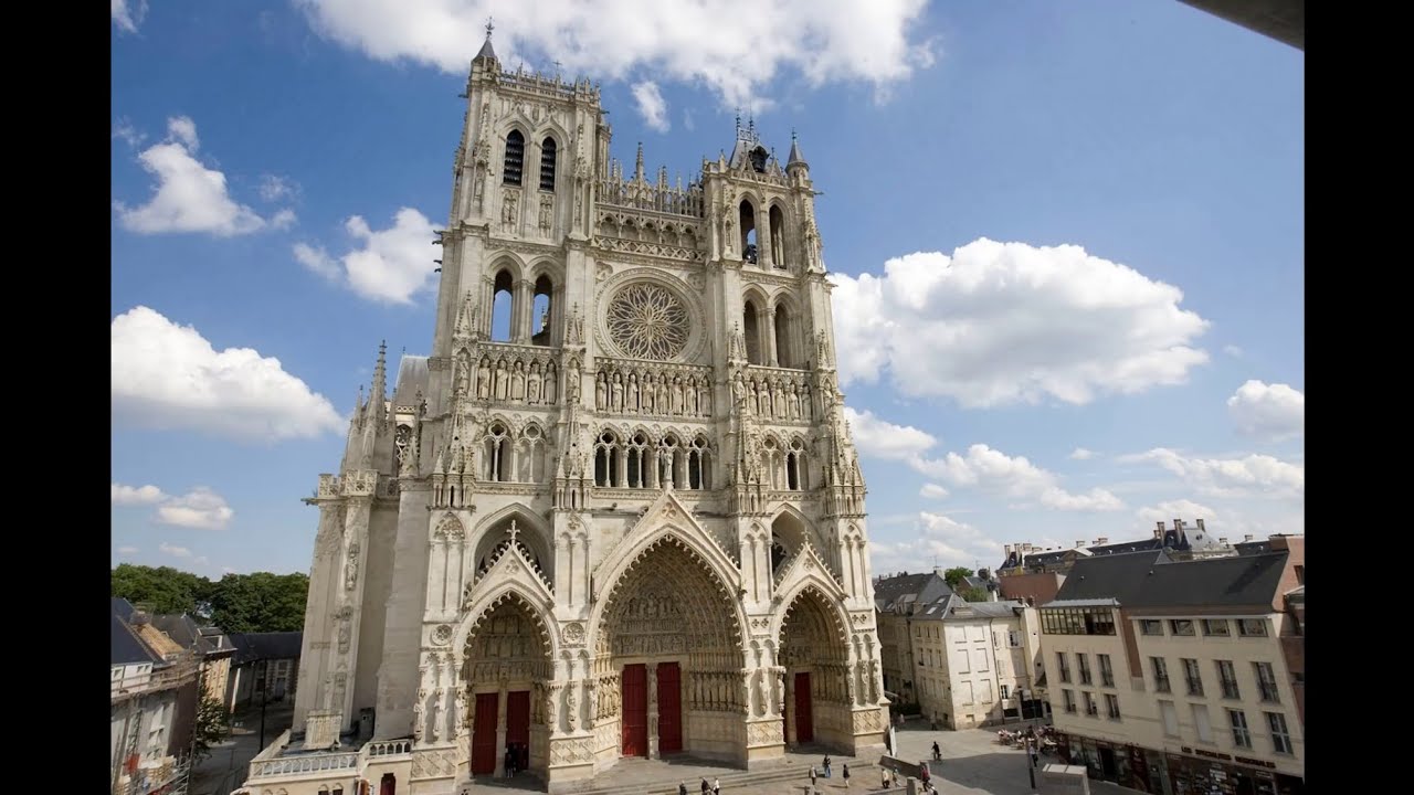 Famous cathedral. Ратуша в Амьене Франция. Готическая архитектура Франции.