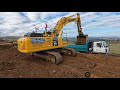 Komatsu 365 Hybrid nakládá osmikolky na stavbě obchvatu