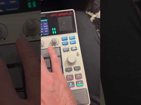 Making a beat on AKAI MPC GROOVE BOX