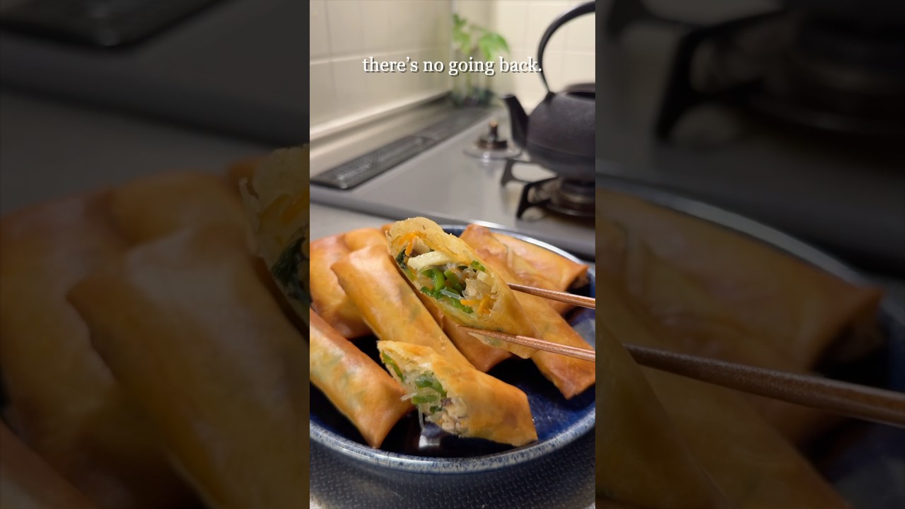 One bite, one crunch&mdash;and I&rsquo;m already in trouble. #springrolls #harumaki #春巻き