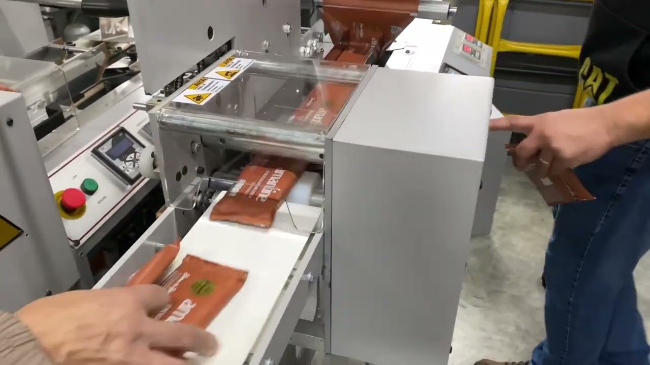 EMBALADORA FLOW PACK CSS 60 FC EMBALANDO BARRAS DE CHOCOLATE!!