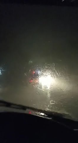 story wa ig nyetir mobil hujan deras di malam hari.