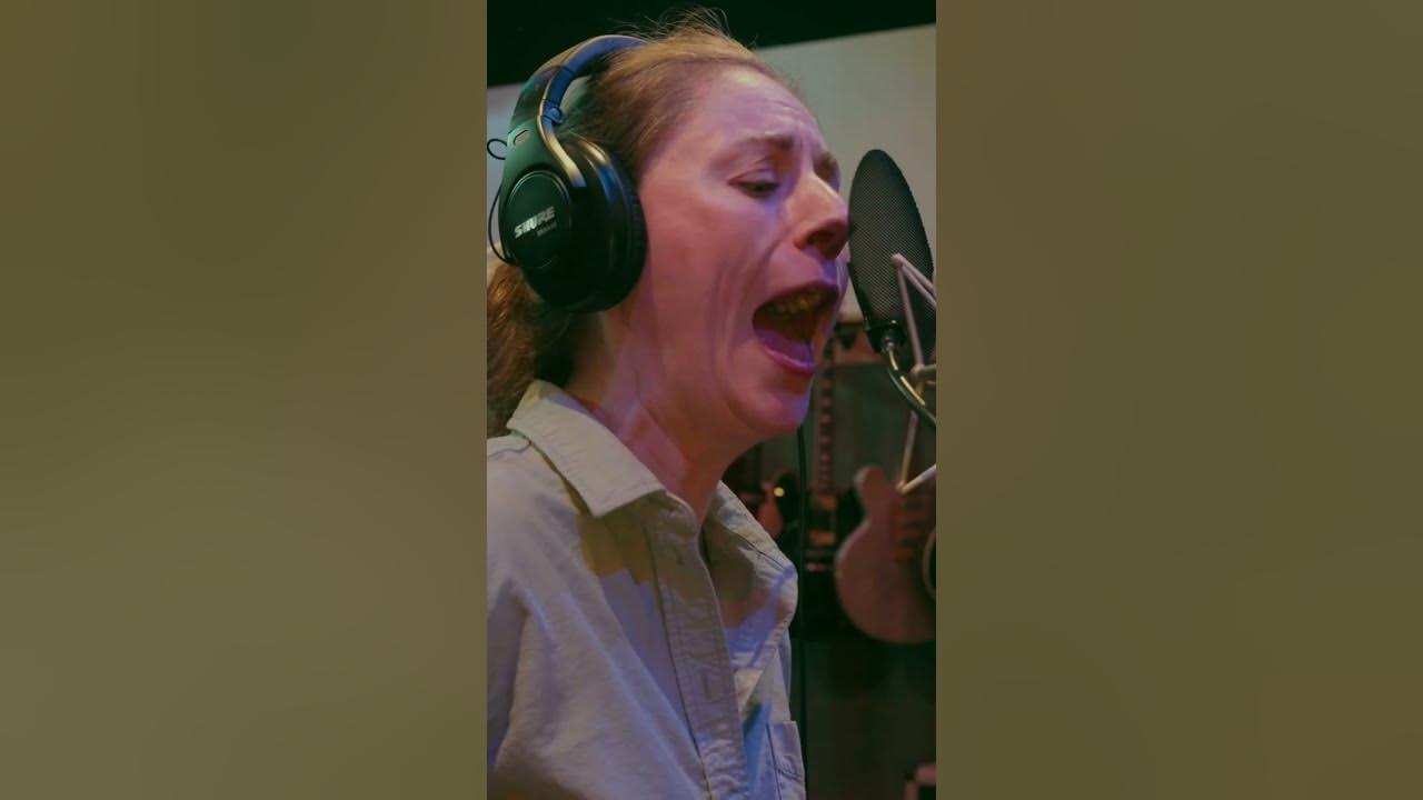 Here's Joanne Shaw Taylors acoustic version of "Grayer Shade Of Blue"! https://bit.ly/StreamGSoBA