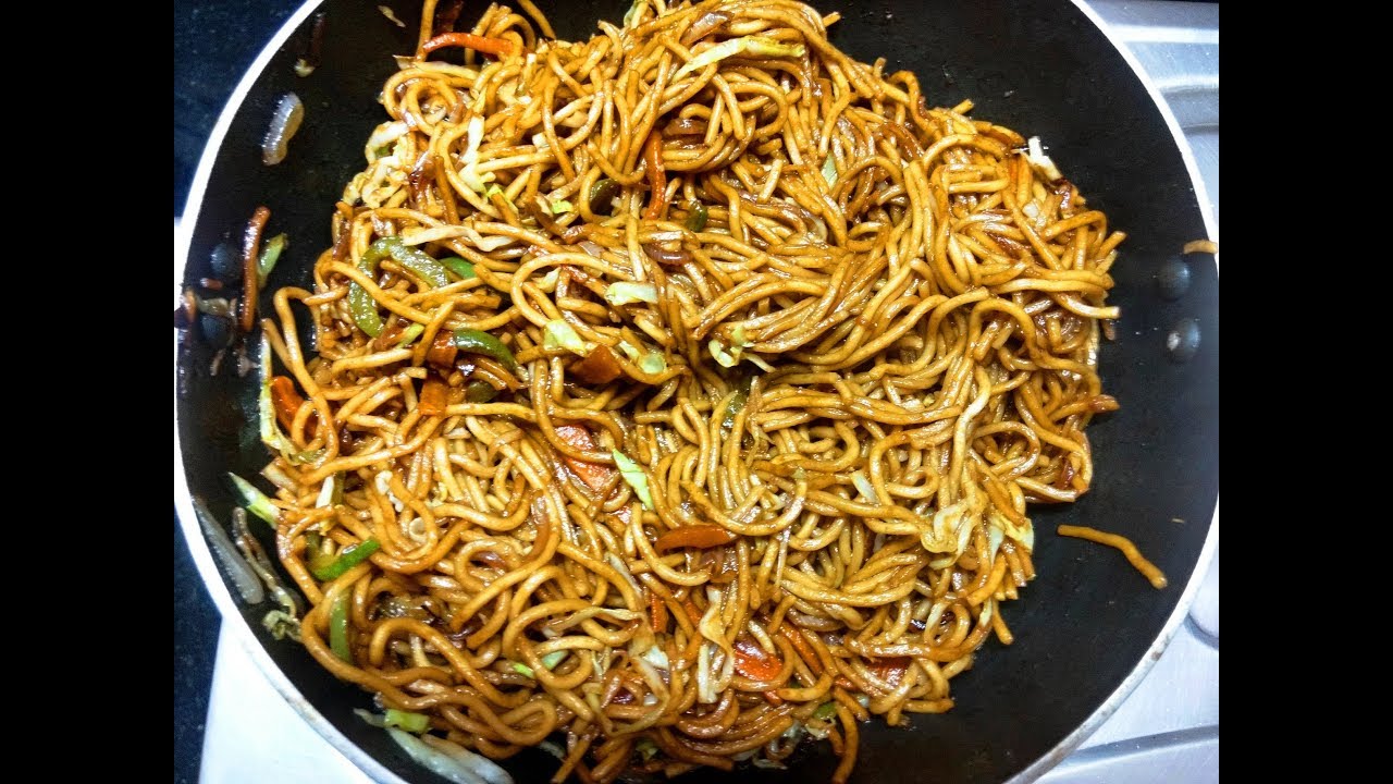 Veg Chowmein | Street side Noodles Recipe| Chinese Main Course | Hakka Noodles |Spicy Saucy Chowmein