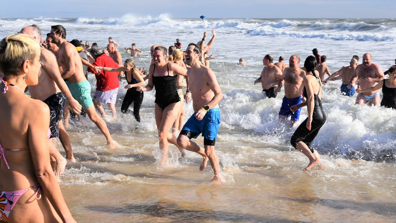 Girls at Rockaway Beach Want to Say Hola Bikini Beach Paradise