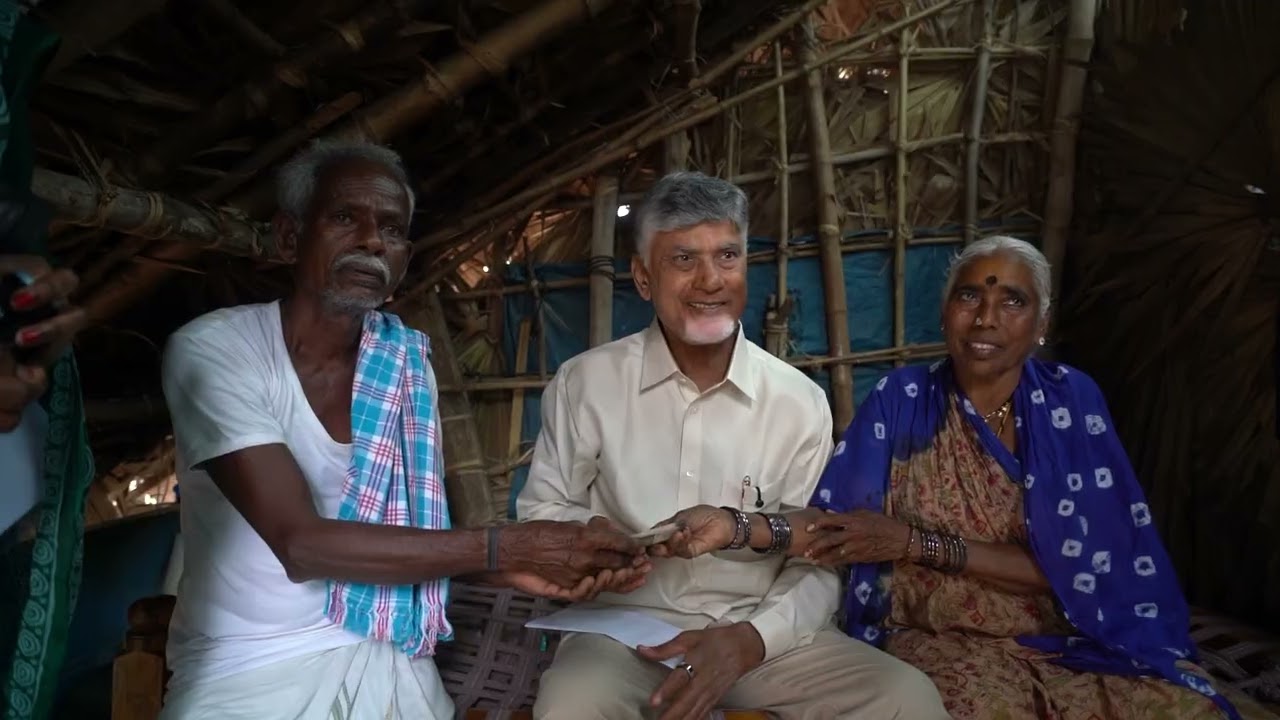 పెన్షనర్ల కుటుంబ పరిస్థితులను అడిగి తెలుసుకున్న సీఎం చంద్రబాబు  #పేదలసేవలో #PensionsPandugalnAP