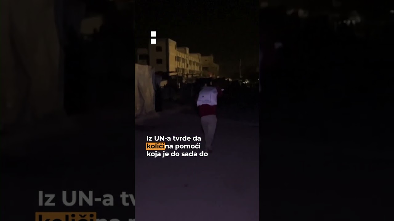 الفلسطينيون في غزة يفرغون الطحين مع وصول المساعدات المحدودة أخيراً