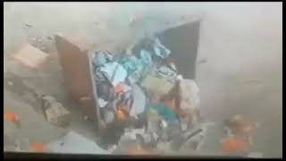 فيديو محزن لطفلة يمنيةتبحث عن لقمة عيش تسد بها رمق جوعها فانقلب البرميل عليها وتوفيت عدن اليمن