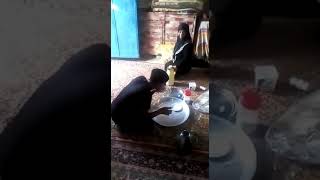 الجاي بارد هاذ تحشيش عراقي يغسل وجه بالشاي 