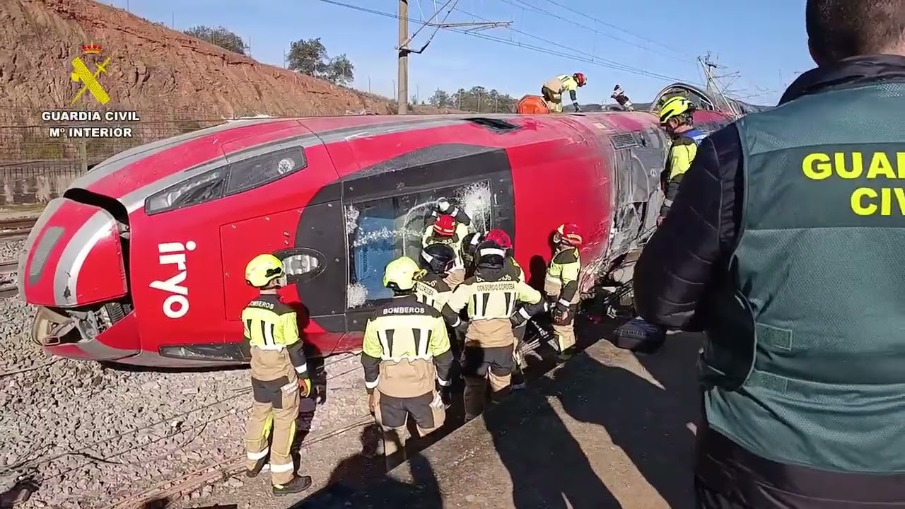 Dos cajas negras, 1.000 efectivos, perros, drones e infografías 3D: así trabaja la Guardia Civil en Adamuz