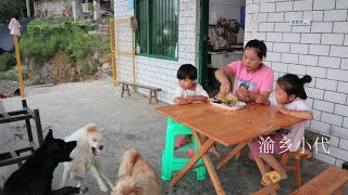 小代家做叫花雞太香了把村裡的狗子都吸引過來了還和家裡的狗狗幹架