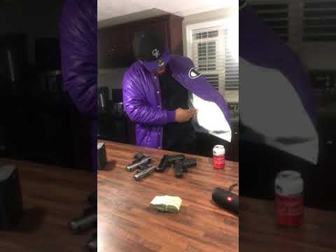 RAPPER HITMANFLOYD PULL  100 GUNS OUT A JACKET ON SET OF GUCCI GANG 😱😱😱😱