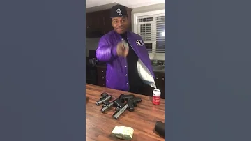 RAPPER HITMANFLOYD PULL  100 GUNS OUT A JACKET ON SET OF GUCCI GANG 😱😱😱😱