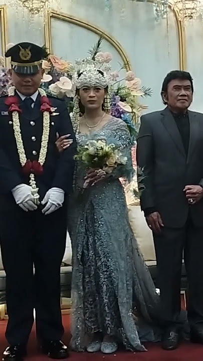 RHOMA IRAMA DAN HJ.RICCA RACHIM MENGHADIRI ACARA PERNIKAHAN .
