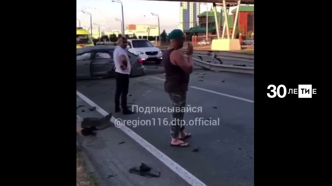 Спорткар «Ауди» снес забор и врезался в микроавтобус в Казани, есть ...