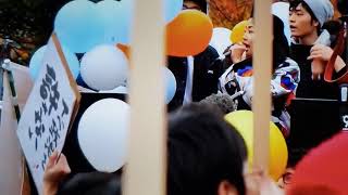 SEALDs VS 右翼街宣車 ラップで軽く右翼を撃退⁉️