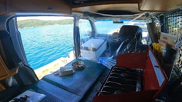 海の近くで釣った魚食べながら車中泊