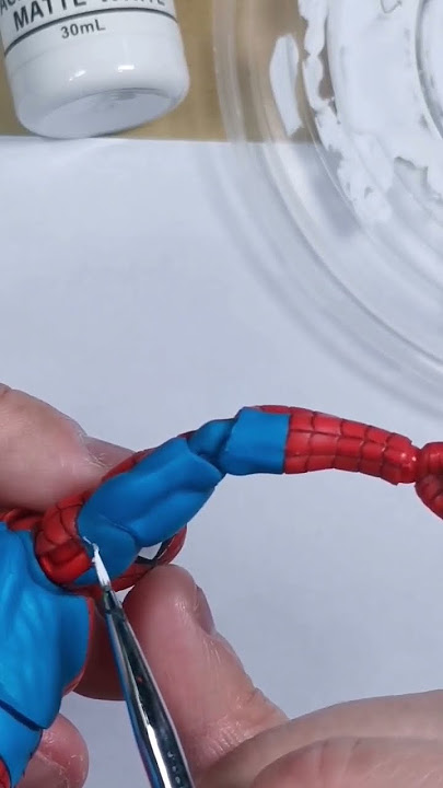 Repairing a paint chip on Mafex Spider-Man classic suit action figure