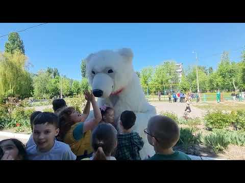 Привітання з Днем Народження біля школи Київ Ведмедик Аніматор Київ ін юа