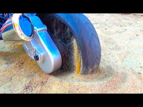 砂で動けないBMWバイク