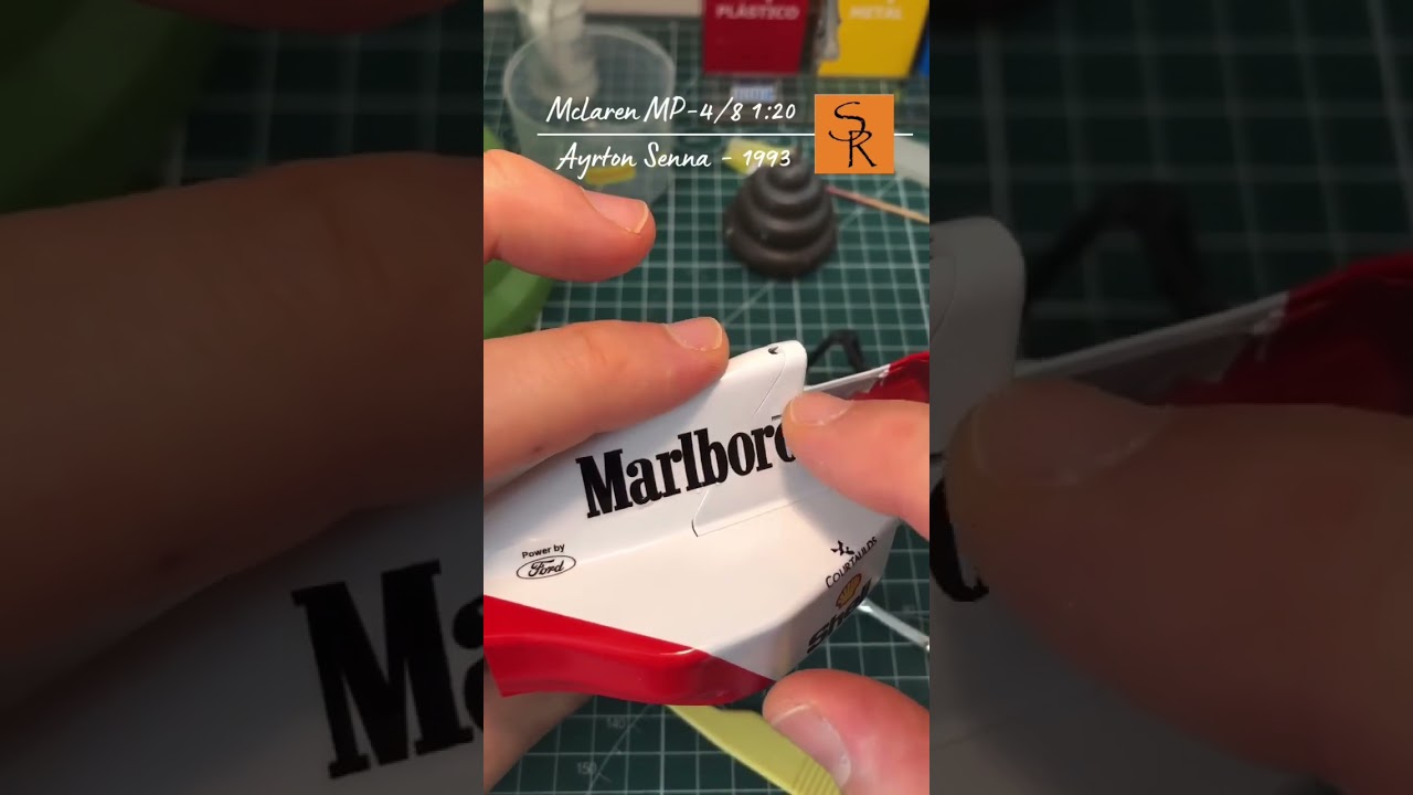 Aplicação dos decalques na tampa do motor da McLaren MP-4/8. Acompanhe a montagem seguindo o perfil!