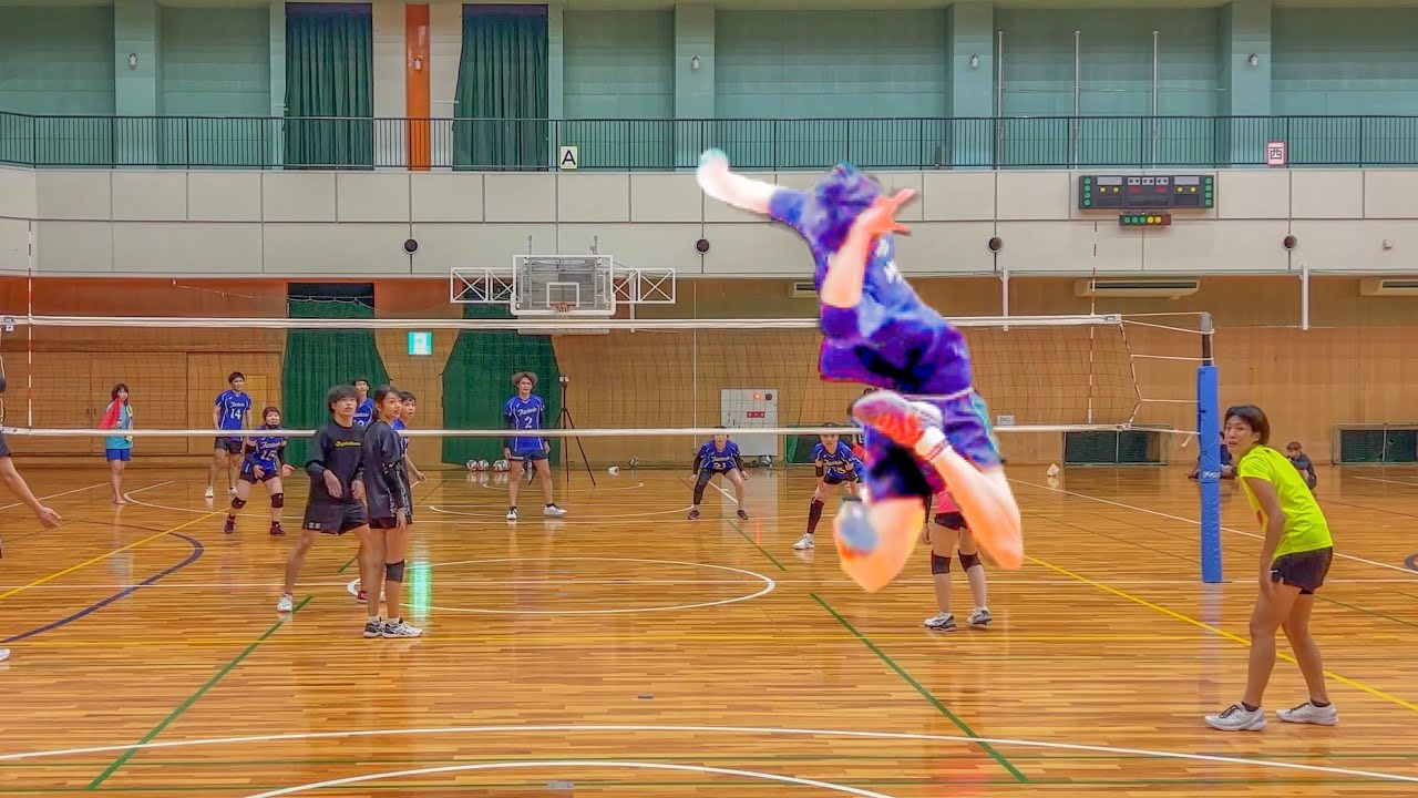 (Игра в волейбол) Его подача в прыжке очень сильная.