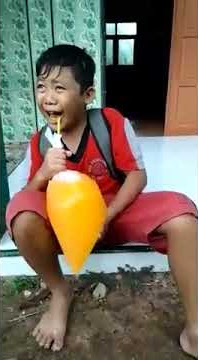 dasar bocah minum es pakek plastik besar