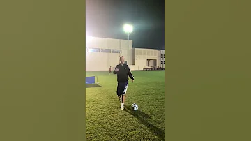 حفيظ دراجي يداعب الكرة ليت الشباب يعود يوما لأخبره بما فعلته بي السنين 