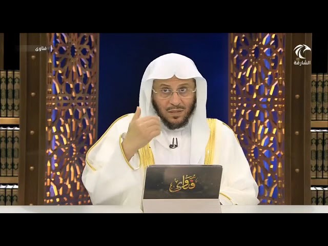 هل يصلي تحية المسجد أم ينتظر واقفا لمن دخل المسجد قبل أذان المغرب بدقيقتين؟ | الشيخ عزيز بن فرحان